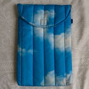 BAGGU 16 inch puffy laptop sleeve in cloud print